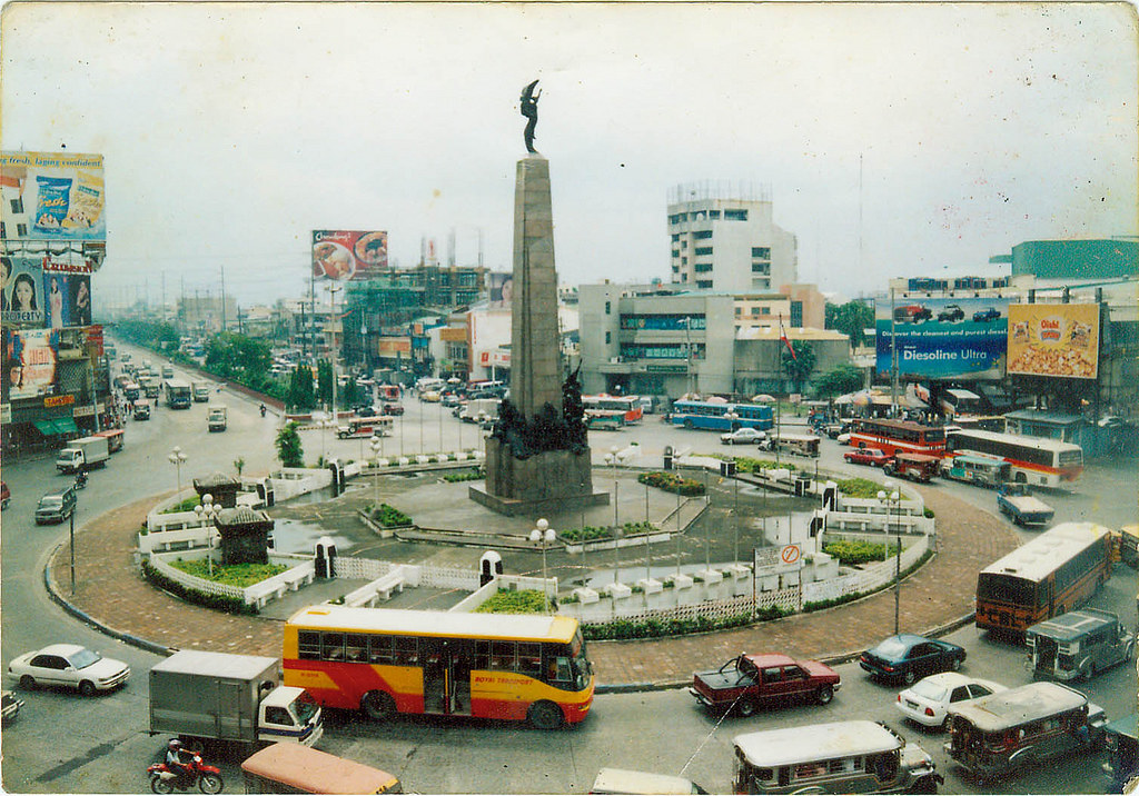 Photo of the Monumento Circle (flickr.com/ronsagmit06forever), End of MacArthur Highway